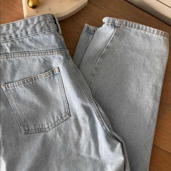 Kotn High Rise Straight Leg Jeans – Light Wash
Size 8 - Picture 9 of 9